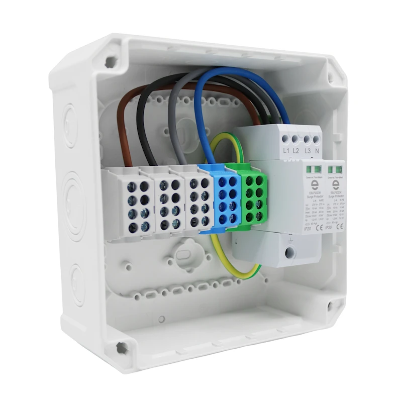 Kopplingsbox med överspänningsskydd